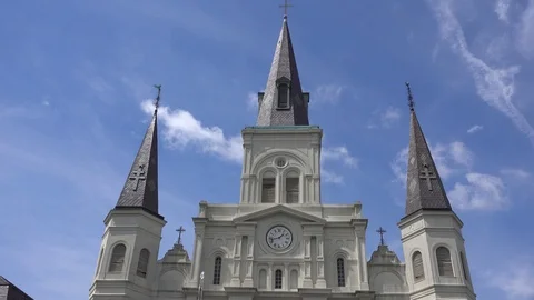 Clouds passing behind Saint Louis Cathedral in New Orleans 스톡 동영상 88466168