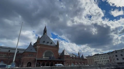 Clouds passing by Copenhagen main train station  Vídeos de archivo 158999457