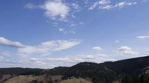 Clouds passing at great speed. Blue sky. Time-lapse video Video stock 90530830