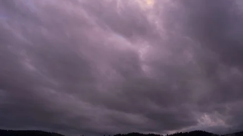 Clouds passing at great speed. Blue sky. Time-lapse video Video stock 90532322