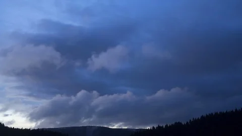 Clouds passing at great speed. Blue sky. Time-lapse video Video stock 90532631