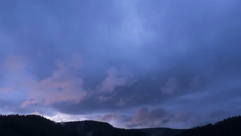 Clouds passing at great speed. Blue sky. Time-lapse video Vidéo 90533199