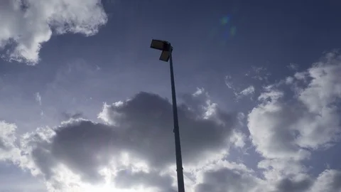 Clouds passing at great speed. Blue sky. Time-lapse video Vidéo 90546221