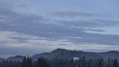 Clouds passing at great speed. Blue sky. Time-lapse video Video stock 90553969