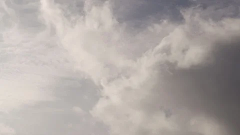 Clouds passing at great speed. Blue sky. Time-lapse video Video stock 90554205