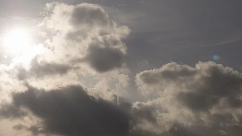 Clouds passing at great speed. Blue sky. Time-lapse video Video stock 90555267