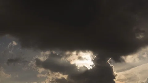 Clouds passing at great speed. Blue sky. Time-lapse video Video stock 90555555