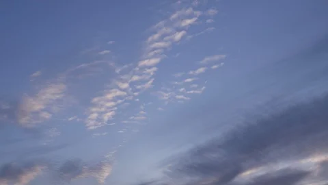 Clouds passing at great speed. Blue sky. Time-lapse video Video stock 90556091