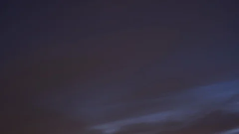 Clouds passing at great speed. Blue sky. Time-lapse video Vidéo 90556278