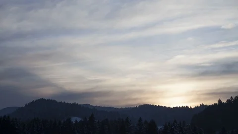 Clouds passing at great speed. Blue sky. Time-lapse video Video stock 90556963