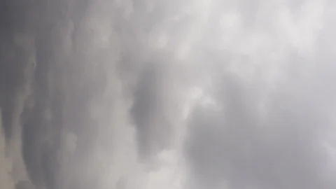 Clouds passing at great speed. Blue sky. Time-lapse video Video stock 90557239