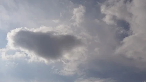 Clouds passing at great speed. Blue sky. Time-lapse video Video stock 90557361