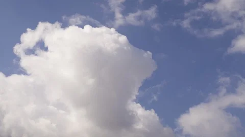 Clouds passing at great speed. Blue sky. Time-lapse video Video stock 90558501