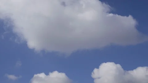 Clouds passing at great speed. Blue sky. Time-lapse video Video stock 90558692