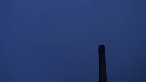Clouds passing at great speed. Blue sky. Time-lapse video Video stock 90560150
