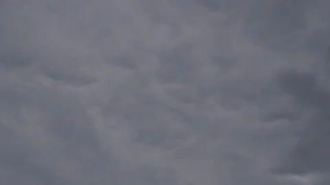 Clouds passing at great speed. Blue sky. Time-lapse video Video stock 90561161