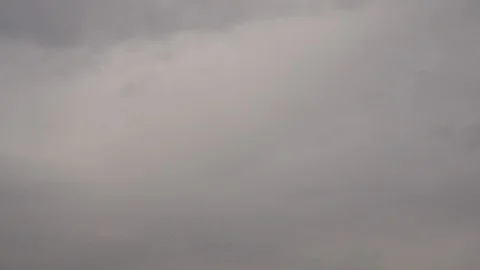 Clouds passing at great speed. Blue sky. Time-lapse video Video stock 90561486
