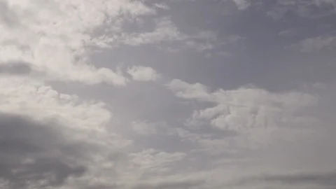 Clouds passing at great speed. Blue sky. Time-lapse video Video stock 90561909