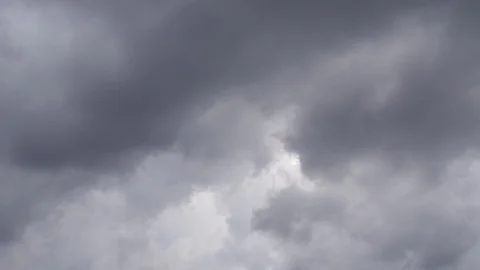 Clouds passing at great speed. Blue sky. Time-lapse video Video stock 90562647