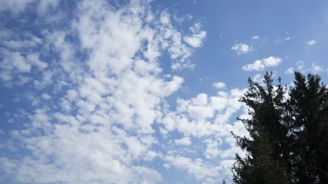 Clouds passing at great speed. Blue sky. Time-lapse video Video stock 90573026