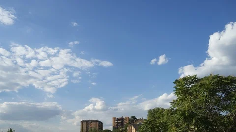 Clouds passing at great speed. Blue sky. Time-lapse video Vidéo 91888973