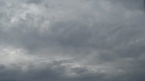 Clouds passing at great speed. Blue sky. Time-lapse video Video stock 115085412