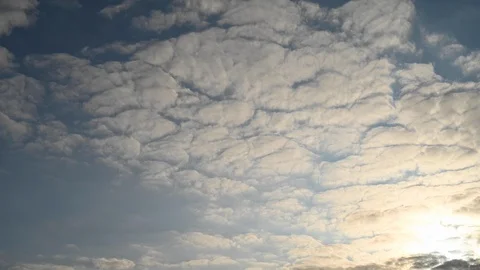 Clouds passing at great speed. Blue sky. Time-lapse video Video stock 115108736