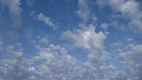 Clouds passing at great speed. Blue sky. Time-lapse video Video stock 115112769