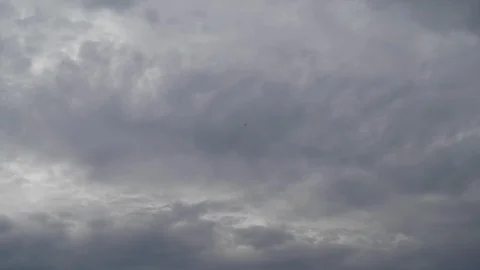 Clouds passing at great speed. Blue sky. Time-lapse video Video stock 115118437