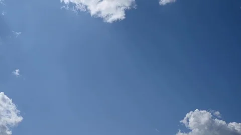 Clouds passing at great speed. Blue sky. Time-lapse video Video stock 115445315