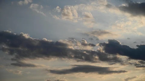 Clouds passing at great speed. Blue sky. Time-lapse video Video stock 115445446