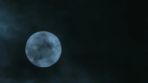 Clouds passing by the hollow bright moon. Clouds on a full moon Vídeo Stock 252713414
