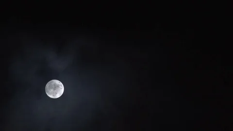 Clouds passing the moon Stock-Footage 71392023