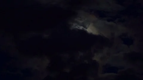 Clouds passing by moon at night. Full moon at night with cloud real time Stockbeeldmateriaal 81604018