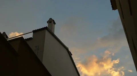 Clouds passing over chimney (suelo okupa) 스톡 동영상 33548796