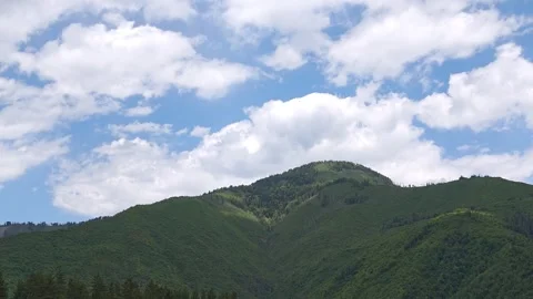 Clouds passing over green mountain range Vidéo 315359411