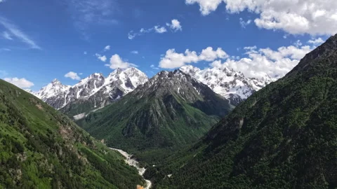 Clouds passing over mountain valley timelapse Stock-Footage 318869332