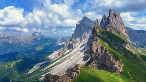 Clouds passing over seceda peaks in the italian dolomites 스톡 동영상 285086805
