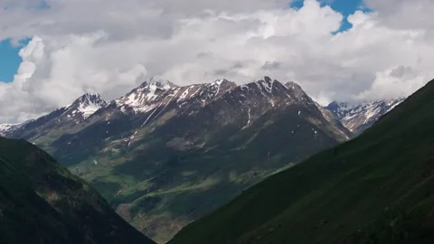 Clouds passing over snow capped mountains Stock-Footage 289650251