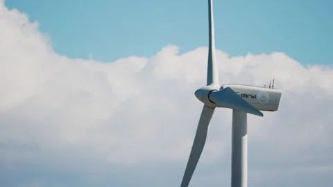Clouds Passing Over Wind Turbine on a Clear Day Vidéo 334551889