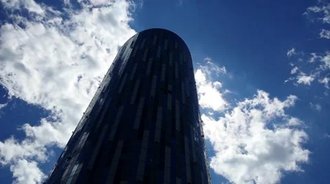 Clouds passing by sky scrapper Vídeo Stock 63251897
