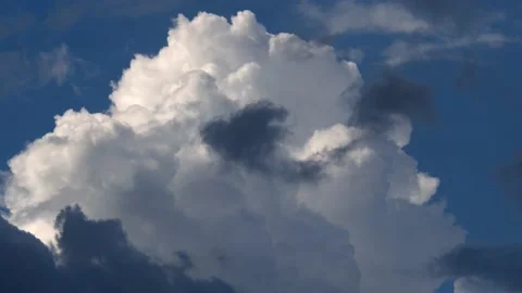 Clouds piling up in the sky Stock Footage 142277417