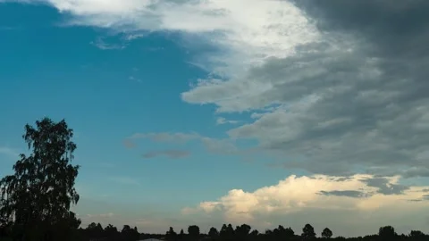 Clouds recede to the horizon before the rain. Changing weather, formation of Stock Footage 156882237