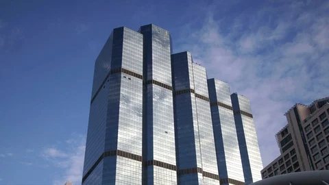 Clouds reflect on modern building, time lapse Stock-Footage 91705906