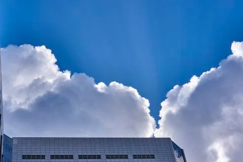 Clouds reflected in buildings Foto stock