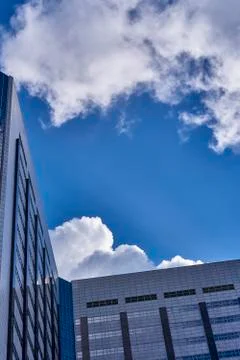 Clouds reflected in buildings Foto stock