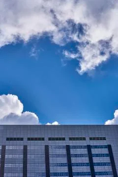Clouds reflected in buildings Foto stock