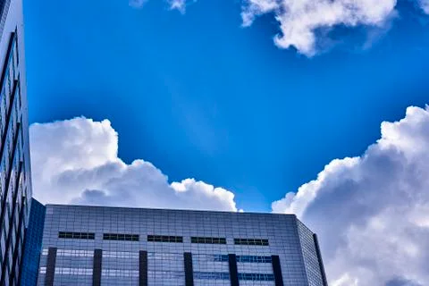 Clouds reflected in buildings Foto stock