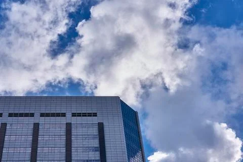 Clouds reflected in buildings Foto stock