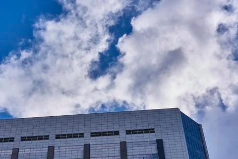 Clouds reflected in buildings Foto stock